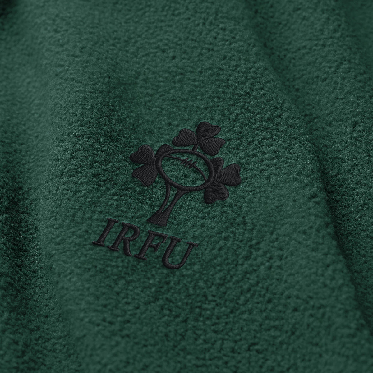 Crafted from green textured fabric and adorned with an embroidered IRFU logo that features a rugby ball and three shamrocks, the Ireland 26 Retro Fleece 1/4 Zip by Canterbury draws inspiration from classic Ireland Retro Fleece designs—making it the perfect Rugby Training Pullover for fans.