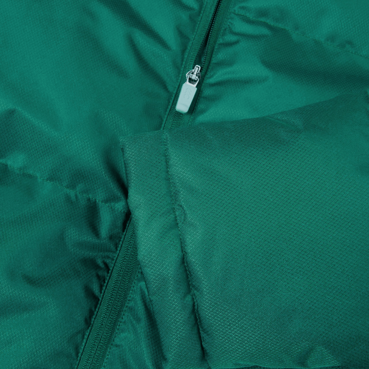 Close-up of the Ireland 24 Puffer Jacket by Canterbury, highlighting its zipper and textured fabric, newly arrived from Canterbury.