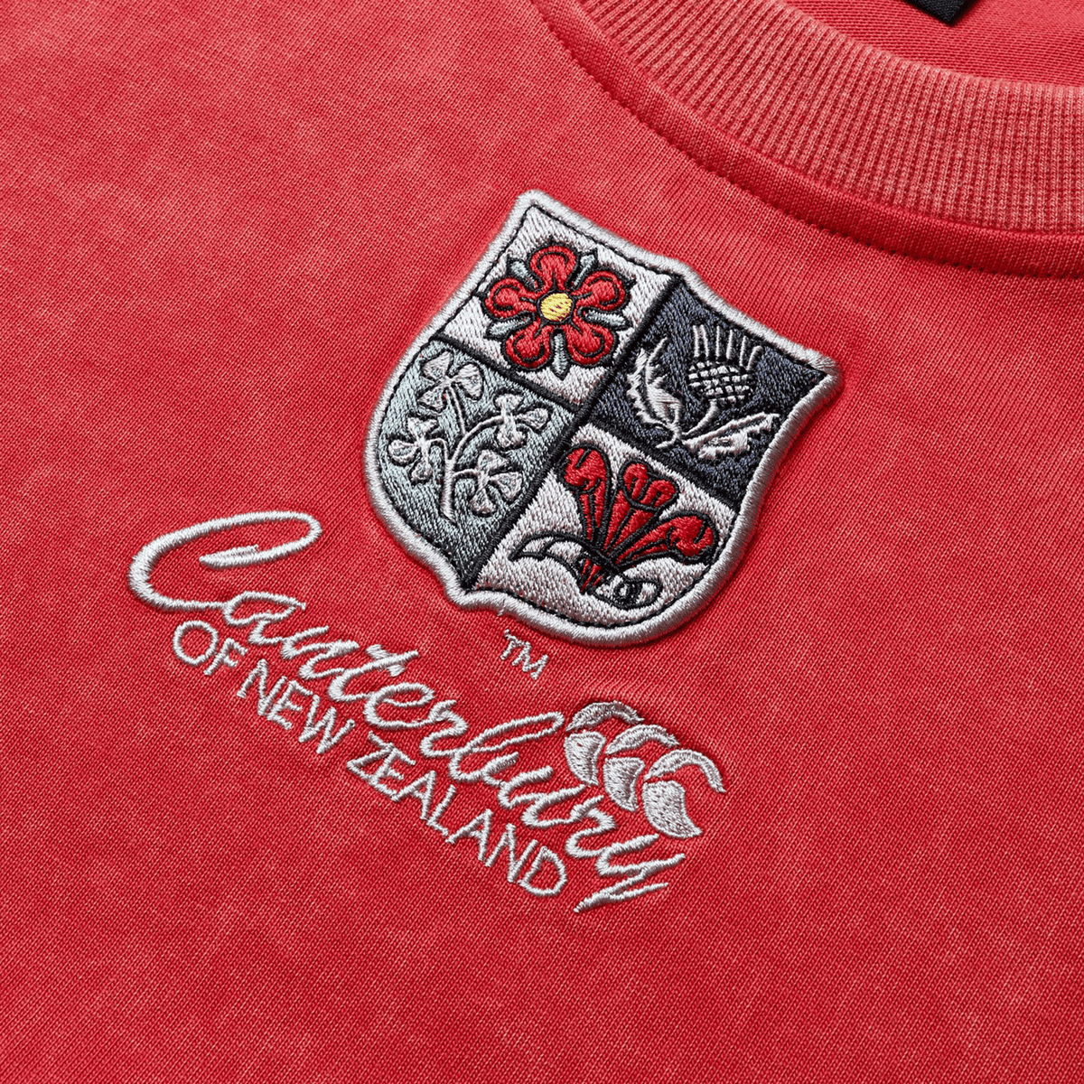 The British &amp; Irish Lions 25 Heritage Tee by Canterbury evokes a sense of tradition with its embroidered crest adorned with floral motifs above the brand name, celebrating the legacy of the British &amp; Irish Lions.