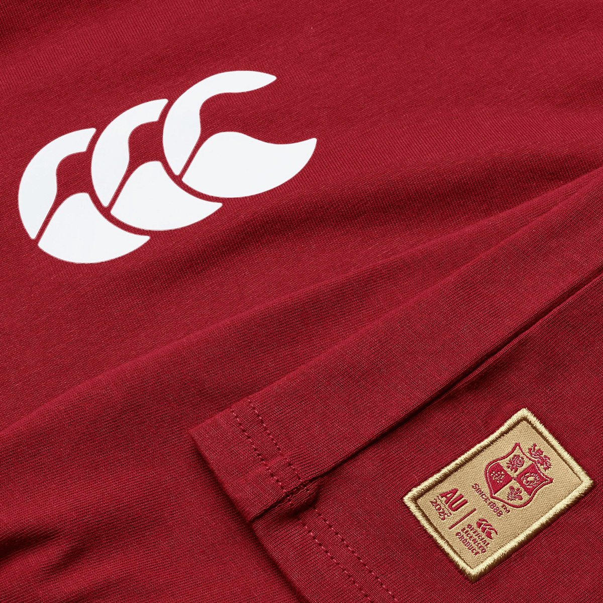 The Youth British &amp; Irish Lions 2025 Cotton Jersey Tee by Canterbury features a close-up of its logo and an embroidered patch. Crafted from organic cotton, it&#39;s ideal for rugby supporters to show their passion, whether cheering or playing.