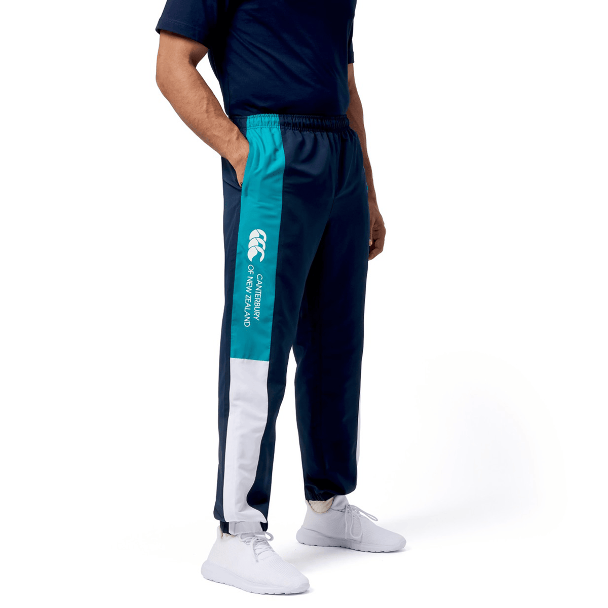An essential for rugby fans, the Canterbury Harlequin Legends Trackpant boasts a chic mix of dark blue with turquoise and white stripes, finished with a logo. Pair it with a navy shirt and white sneakers for sporty elegance.